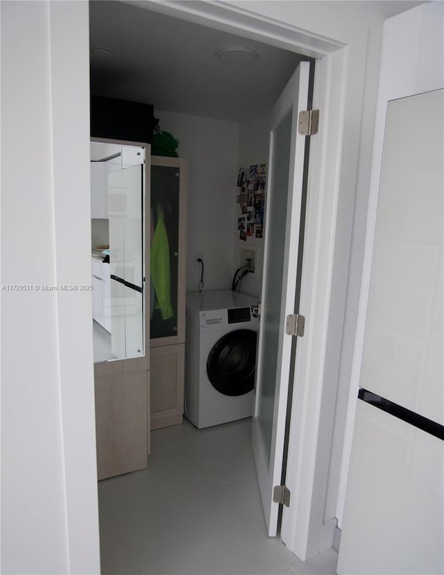 laundry room featuring light tile patterned floors and washer / clothes dryer