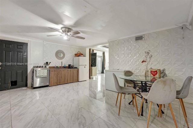 dining space featuring ceiling fan