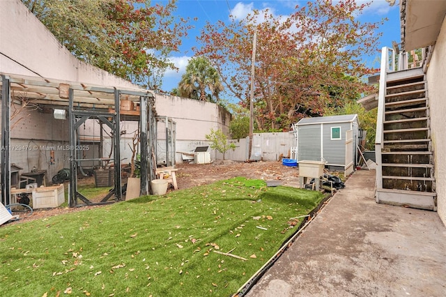 view of yard featuring a storage shed