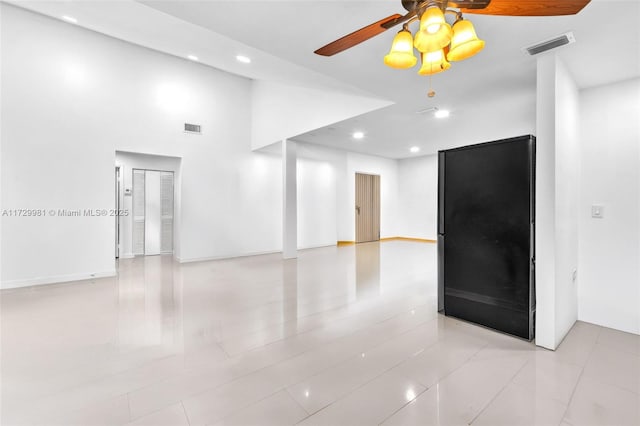 unfurnished room featuring light tile patterned floors and ceiling fan