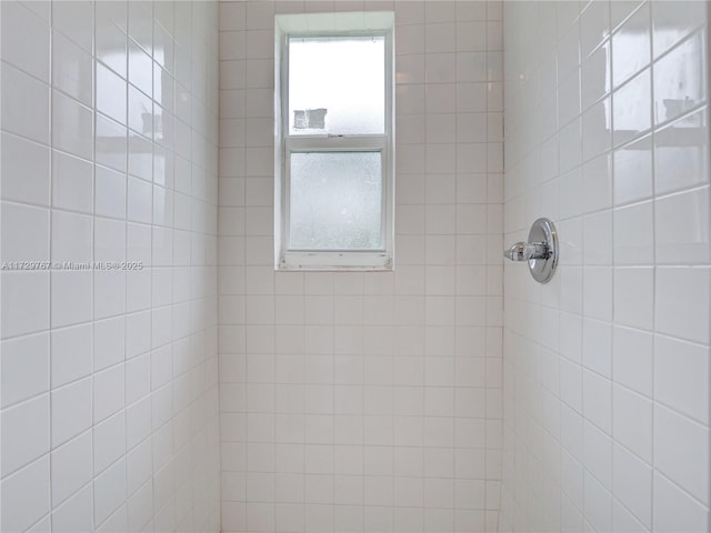 bathroom featuring a tile shower