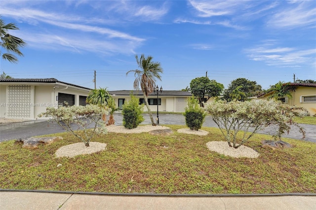 single story home with a front yard