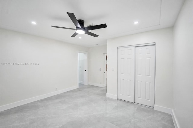 unfurnished bedroom featuring ceiling fan and a closet