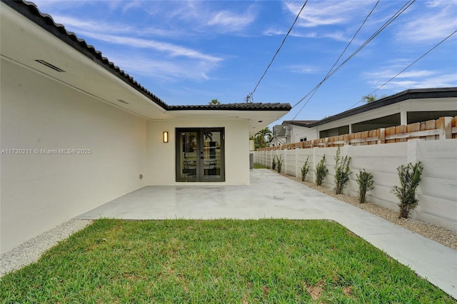 view of yard featuring a patio