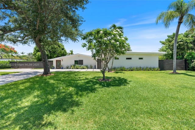 view of front of home featuring a front yard