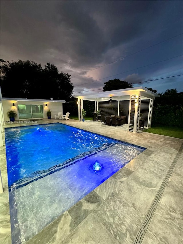 view of pool featuring an outdoor hangout area, a jacuzzi, and a patio area