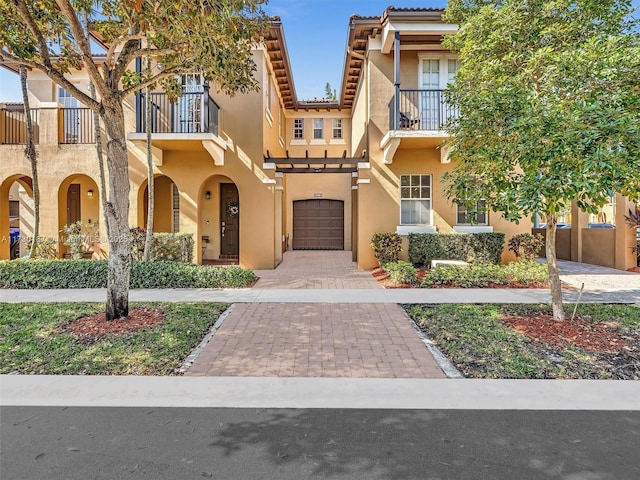 view of front facade with a garage