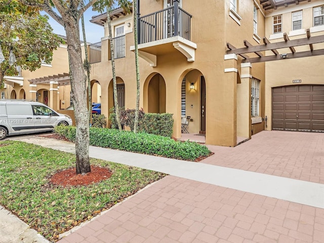 view of front of property featuring a garage