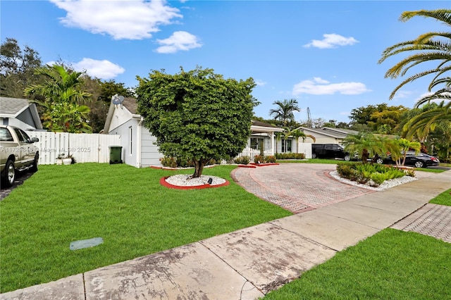 view of front of house featuring a front lawn