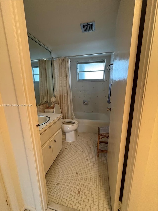 full bathroom featuring shower / bathtub combination with curtain, vanity, and toilet