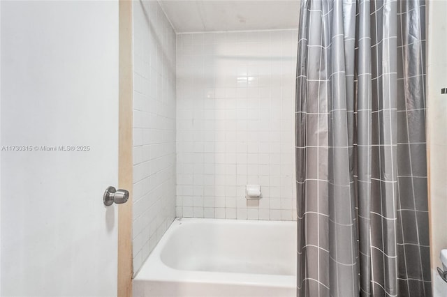 bathroom with shower / bath combo