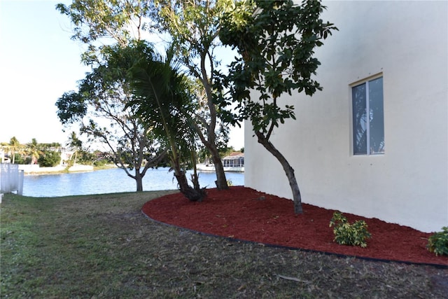 view of yard featuring a water view