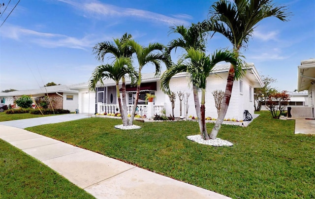 single story home with a front lawn