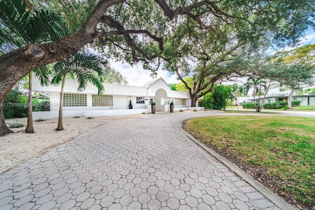 view of front facade with a front lawn