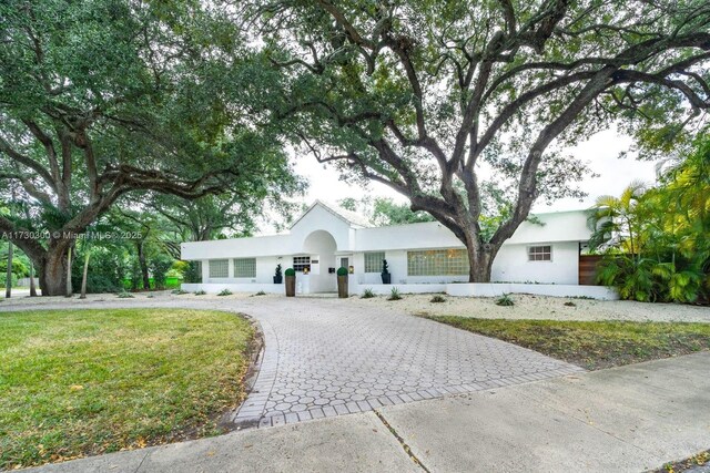 ranch-style home featuring a front yard