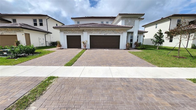 view of front facade featuring a garage and a front lawn