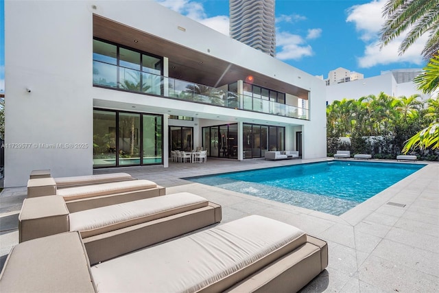 view of swimming pool featuring a patio area and outdoor lounge area