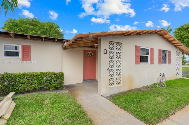 property entrance featuring a yard