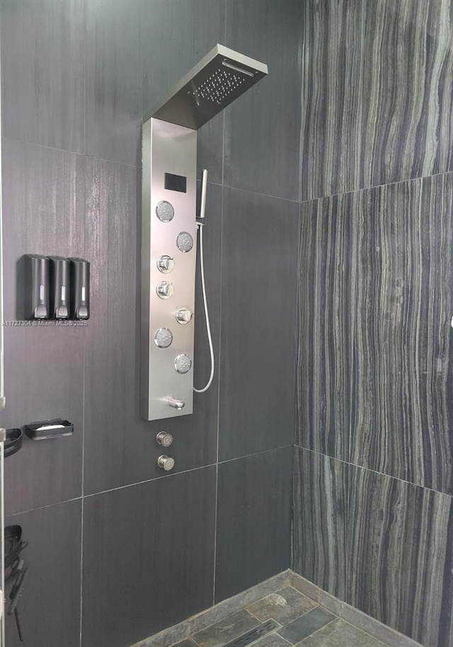 bathroom featuring tiled shower