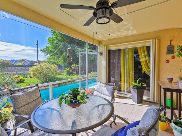 sunroom with ceiling fan