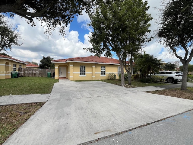 view of front of house featuring a front yard