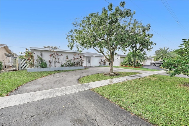 view of front of house featuring a front lawn