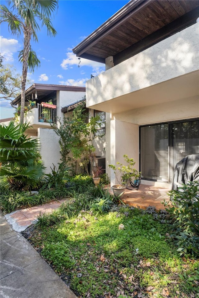 view of yard featuring a balcony