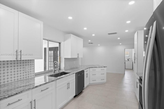 kitchen featuring sink, kitchen peninsula, white cabinets, and stainless steel appliances