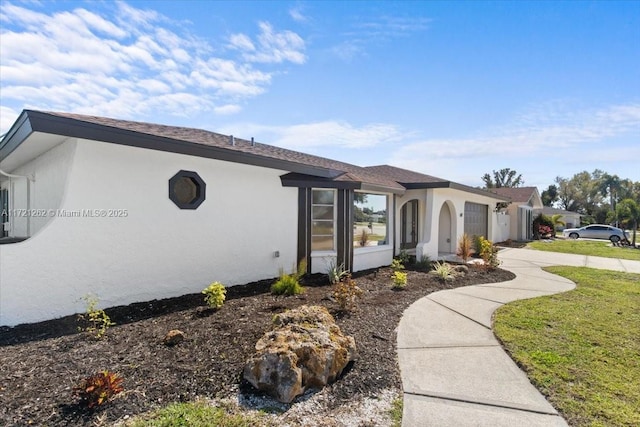 view of front of property featuring a front lawn