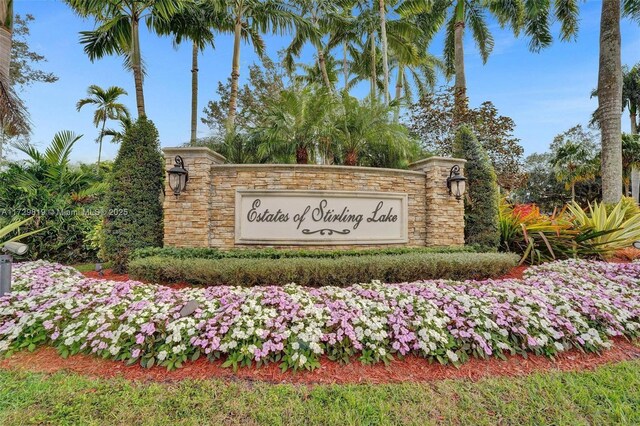 view of community / neighborhood sign