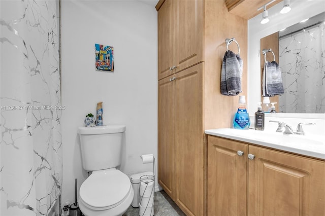 bathroom with curtained shower, toilet, and vanity