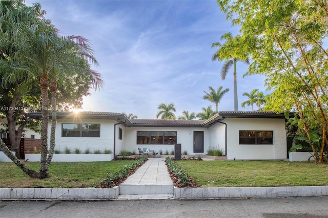 view of front of home featuring a front yard