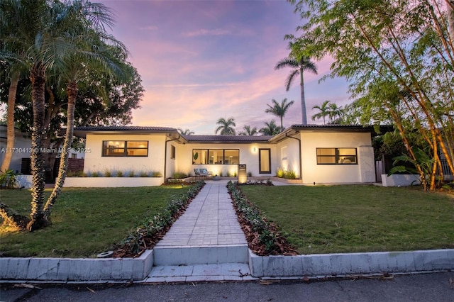 view of front of property featuring a yard