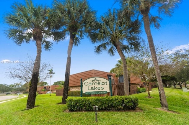 community / neighborhood sign featuring a yard