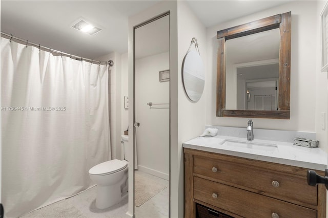 full bath with toilet, curtained shower, visible vents, and vanity