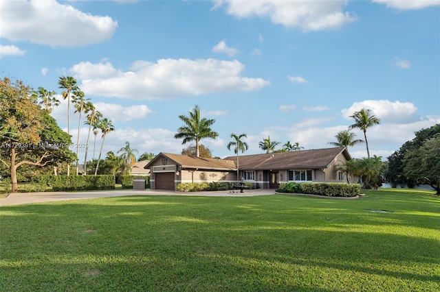 ranch-style home featuring a front lawn