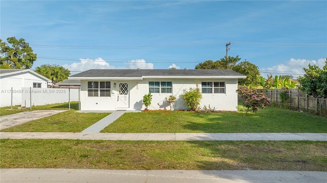 view of front of property featuring a front lawn