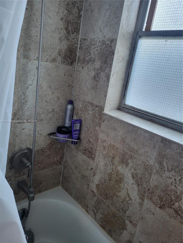 bathroom with tiled shower / bath