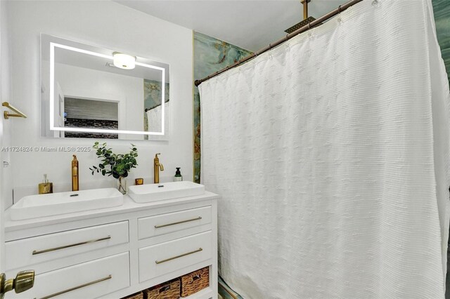 bathroom with a shower with curtain and vanity