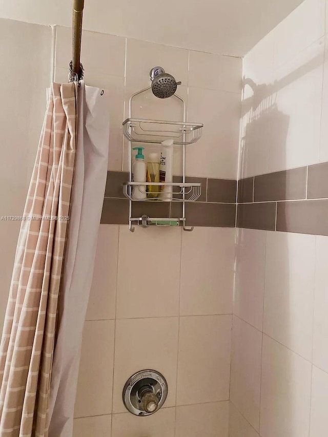 bathroom featuring a shower with curtain