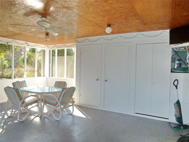 sunroom with ceiling fan