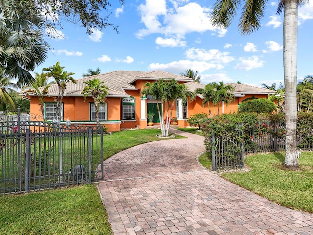 view of front of house featuring a front lawn