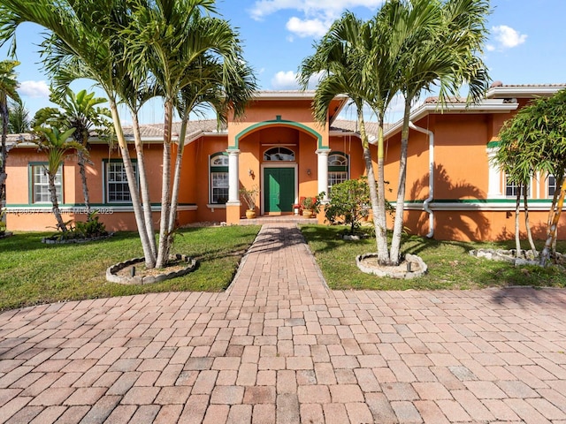 view of front of house featuring a front yard