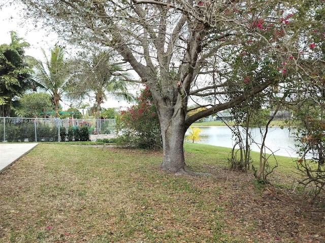 view of yard featuring a water view