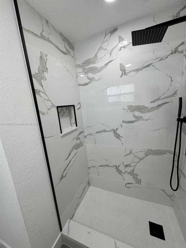 bathroom featuring a tile shower