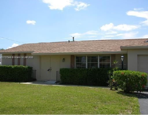 ranch-style home with a front yard