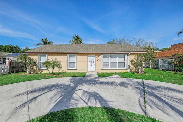 ranch-style home featuring a front lawn