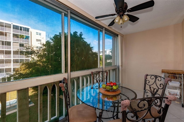 sunroom with ceiling fan