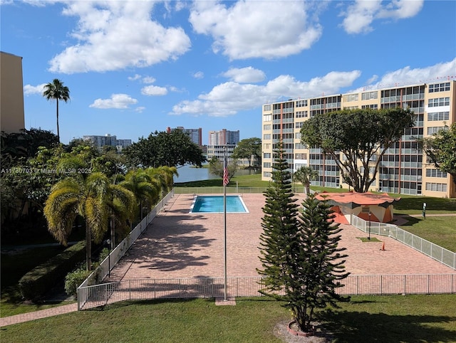 view of swimming pool featuring a yard