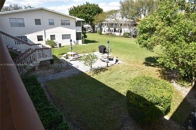 view of yard featuring a patio area